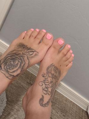 Number 270 in pink also asked for a acrylic base on big toe and there's the flowers .