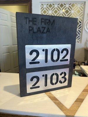 Multi-tenant suite number signs