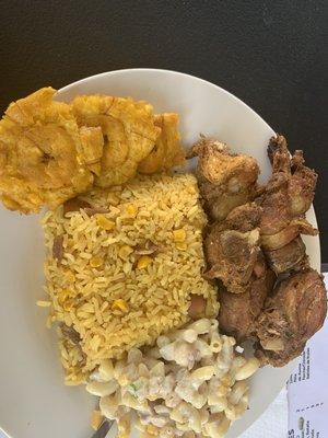 Arroz amarillo, pollo frito y ensalada de códitos con tuna