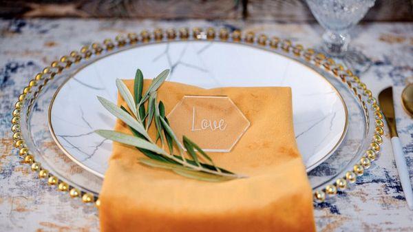 Add the perfect decorative element to your tablescape. These gold beaded rim chargers are stunning. Photography: Mariela Campbell