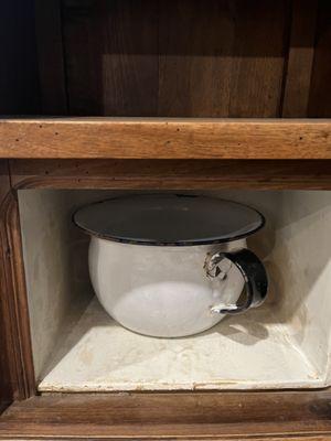 Chamber pot closet