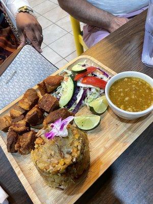 Mofongo con chicharrón con sancocho