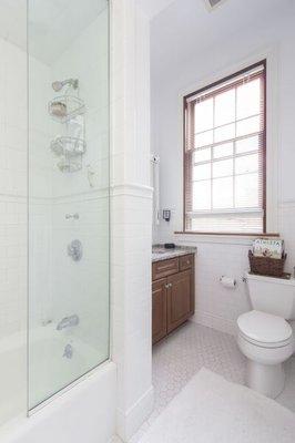 Hanover St duplex bathroom