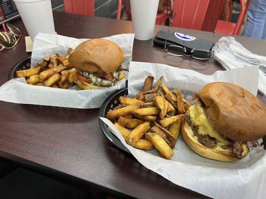 Great portions and very tasty burgers