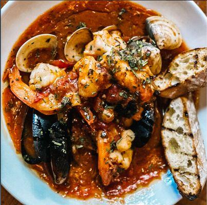 FISHERMAN'S WHARF CIOPPINO
bay scallops, clams, mussels, shrimp, rock cod, cioppino, broth, crusty bread