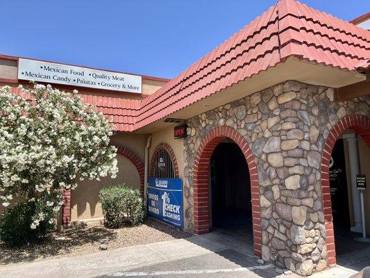 entrada principal, main door