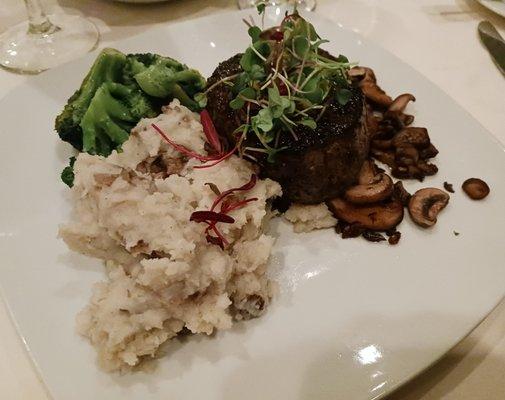 Spice-rubbed filet mignon w/Brazilian spices, dried herbs, sautéed wild mushrooms, topped w/garlic chive butter, mashed potatoes & broccoli.