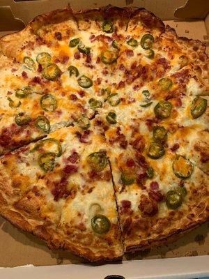 I'm trying the world famous jalapeño popper pizza for the first time!!