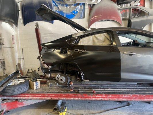 Hyundai quarter panel and rear door replacement on frame machine.