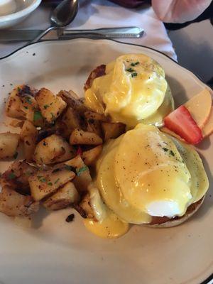 Enjoying a Sunday brunch with great people & even better food! The eggs Benedict is to die for!!!