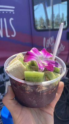 Love Acai Bowl with kiwi no strawberries