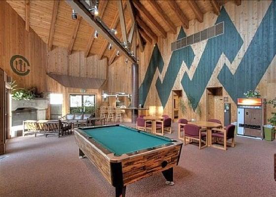 Club house-pool table, 2 hot tubs, sauna, kids games, video games, mini library, BBQ patio for larger groups, bar area,ping-pong