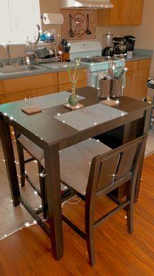 Lovely two seat hightop table