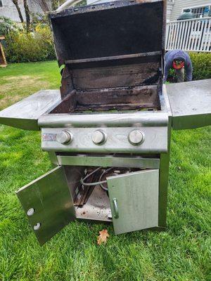 ¡Greetings, neighbors! Do your grills need attention? We're here to help! We offer a comprehensive cleaning and repair service...