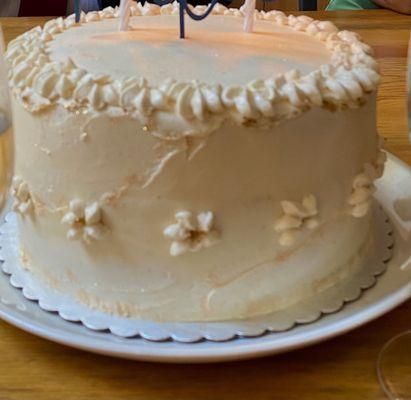 8' white chocolate cake