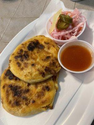 Chicharron con queso pupusas