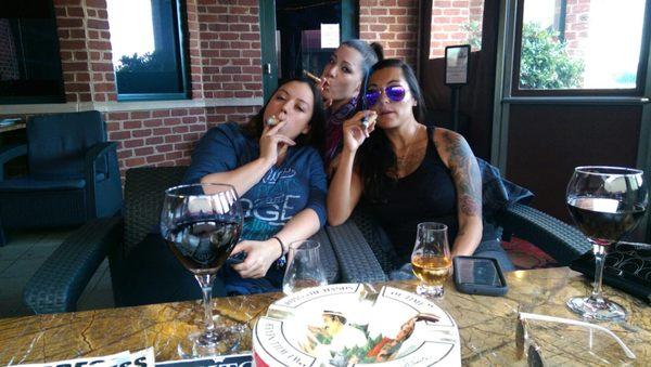 Ladies night cigars n drinks.