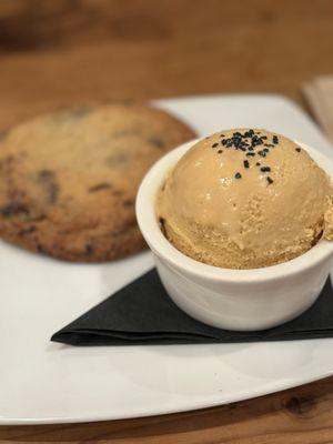 Chocolate chip cookie with salted caramel icecream