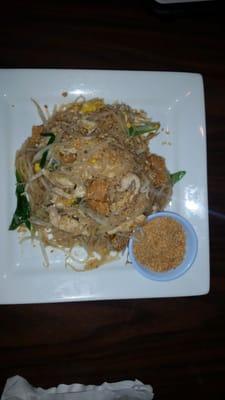 Pad Thai with chicken and crispy tofu.