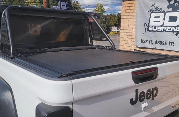 Here is a Jeep Gladiator that we put on a Roll-n-Lock tonno cover along with a N-Fab sport bar