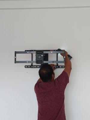 TV Mount walls by: 24/7 Moving Services.