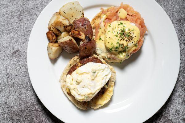 Benedict de la Mer - Smoked salmon and crab cake Benedicts. Roasted potatoes and garlic.