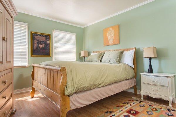 Two-bedroom apartment with queen bed