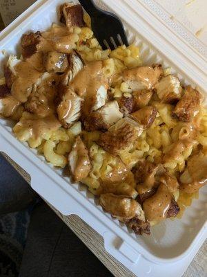 Loaded mac and cheese with medium heat chicken