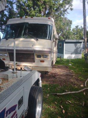 Older RV going to Jacksonville from Waldo