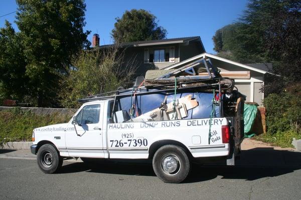 Whether you just have a few bags of trash or a complete abandoned house to clear out, East Bay Hauling can help you!