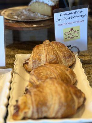 Crispy pastry with good filling. I don't have the picture. I ate it too fast!