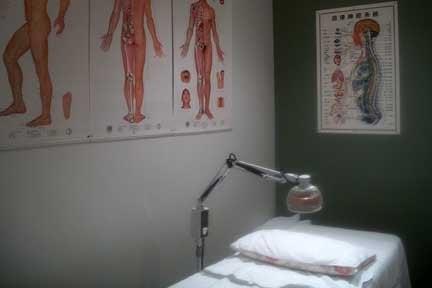 clean acupuncture room