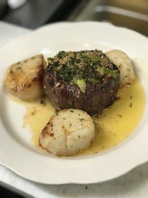 8oz 8oz Filet Mignon with broiled scallops.