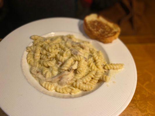 Chicken Alfredo with Garlic Toast Special