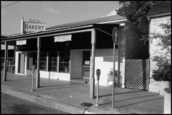 Old photo stolen from the magic box. Bakery closed long ago but was still listed in Yelp... so pic added