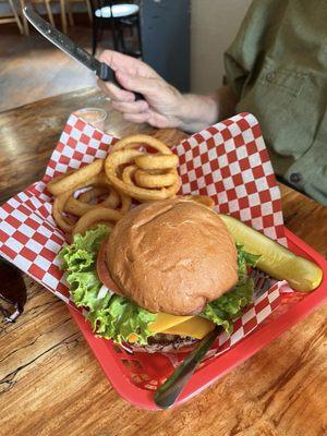 Cheeseburger with onion rings