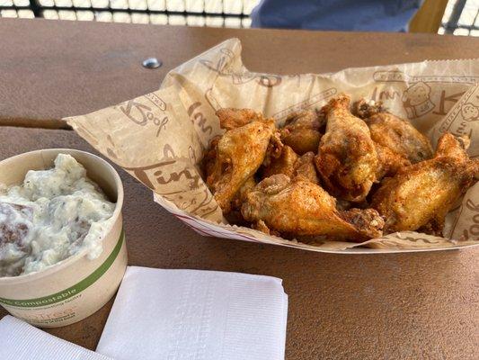 Potatoe salad and 10 piece wings