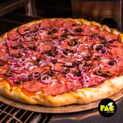 Pizza de Calabresa Uma das mais queridinhas da Pac Pizzeria está no forno esperando você  VEMMMMMM