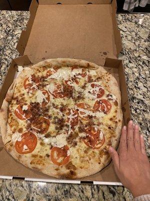 Rio Ranchero Specialty Pizza (mozzarella, bacon, tomato, and ranch dressing)--this is a medium! IG: @betterwithju