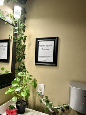 Very nice bathroom, clean and well decorated