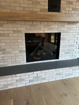 Fireplace in living room doesn't have all the parts and has never worked.