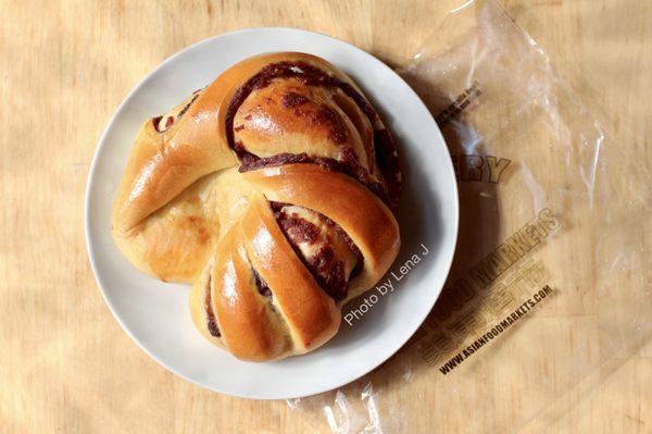 Red bean paste bun 豆沙包 ($1.40)