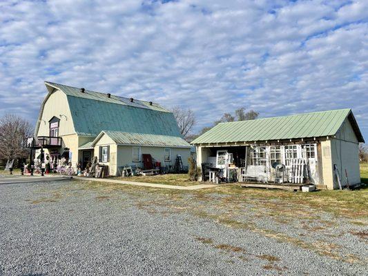 Exterior of shop - on the other side of lot is Hummingbird's Nest, a true antiques place. Then 1 mi down Luckett's Store - go!