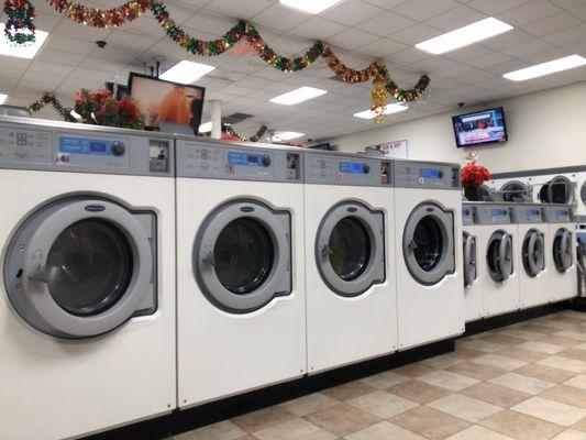 Entrance of the laundromat and using the two big washing machines on the left. Very clean and powerful machines.