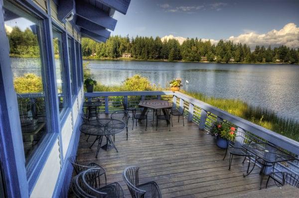 Lakeside dining on the patio