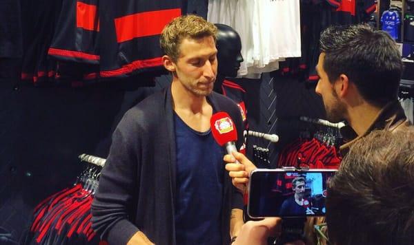 Bayer Leverkusen's Stefan Kißling stopped by for a Q&A and autographs.