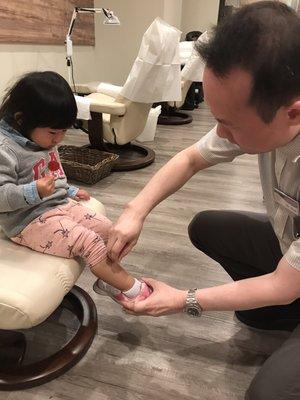 Dr. Brian uses tiny needle for my 2 years old. My daughter is comfortable with him.