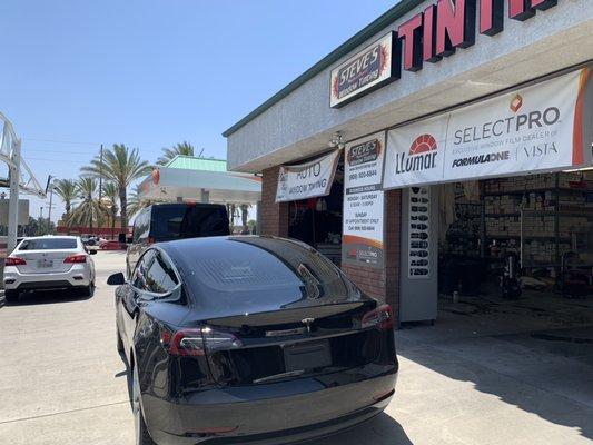 Tesla3 rear window one piece pinnacle 30%