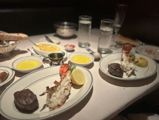 Filet with Lobster (shared) = 5/5 amazing food! Mac & Cheese awesome too