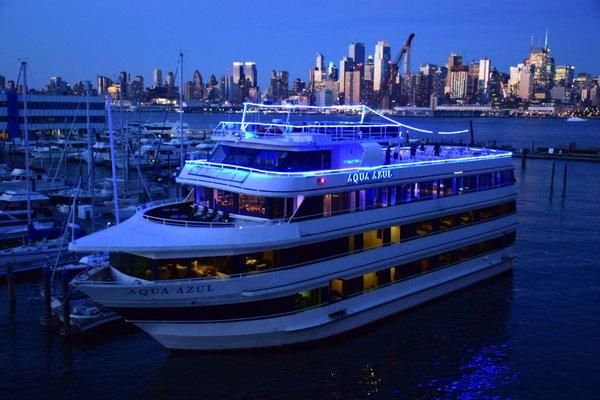 Aqua Azul boarding guests at the dock